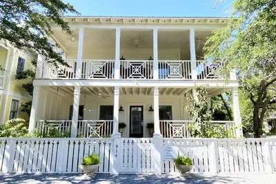 Image de Belle 4 Br en bord de mer, étonnants porches en face de la piscine côté ouest