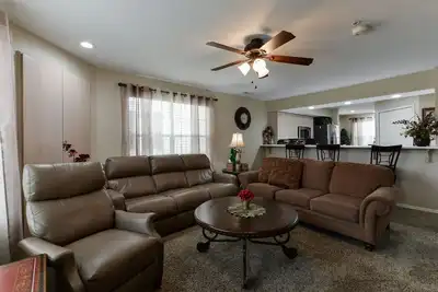 Image de Condo Walk-In De Luxe \/ Vue Magnifique \/ Coeur De Branson \/ Abordable \/ Spacieux \/ Pas De Pas