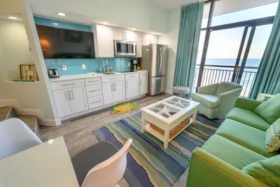 Image de Suite Stargazer! Penthouse! Rénové Hottubs TIKIBar LazyRiver '18 / OceanFront