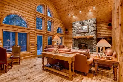 Image de Pine Crest Lodge: Visite virtuelle, Log personnalisé, Bain bouillonnant, Pétanque, Foyer