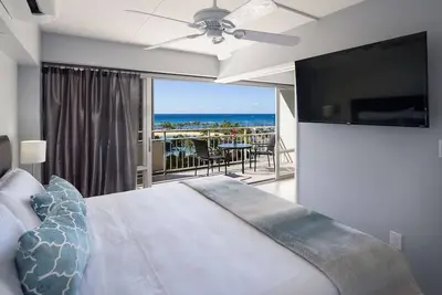 Image de Entièrement rénové, 1 chambre à coucher haut de gamme Designer Remodel, vue directe sur l'océan et le lagon