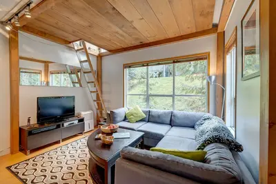 Image de Marchez vers la télécabine! Une chambre confortable et mezzanine à Whistler Creek