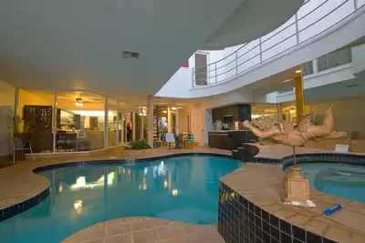 Image de Leithen Lodge, comme une maison baronniale écossaise fantastique à N. Tampa, une oasis privée