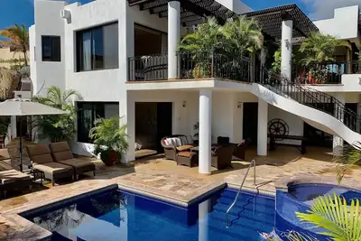 Image de Chef + Femme de ménage inclus, piscine chauffée privée, à 2 minutes de la plage, des critiques étonnantes!