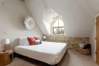 Image de Loft urbain de 3 chambres et 2 salles de bain dans un bâtiment historique magnifiquement rénové