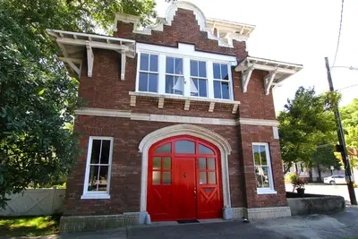 Image de Belle suite à l'étage dans la caserne historique à la 5ème avenue & Castle St.