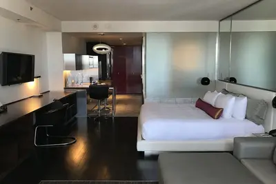 Image de Superbe vue sur le Strip depuis le 27ème étage avec un balcon ouvert et un palace haut de luxe