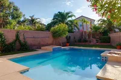Image de Superbe maison 4br avec piscine, 16 minutes de bande, pour 10 personnes (31+ jours de location)
