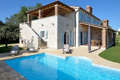 Image de Belle villa avec piscine privée, vue sur la mer, jardin planté d'oliviers