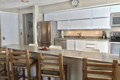 Image de Joli Condo! Super emplacement / avis, bain à remous, 2 Bd, marche ou bus gratuit jusqu'au pic 8!