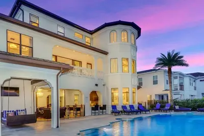 Image de 11, 700 sq. Ft. Villa de luxe avec piscine personnalisée, salle de cinéma, Jeux & Sports Salle