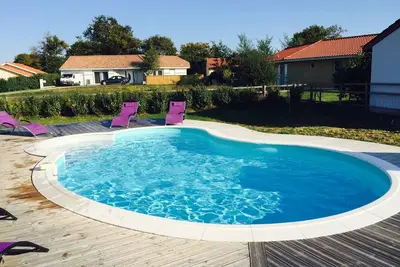 Image de Villa de 3 chambres avec piscine privée, située dans un jardin nouvellement aménagé, sur la plage