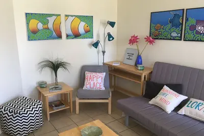 Image de \"Casa Soleil\" dans le charmant vieux village d'Englewood avec terrasse extérieure