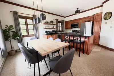 Image de Sleeps 10, ski in ski out, parking, shuttle 2 apartments in 1, wifi, 2 tvs,