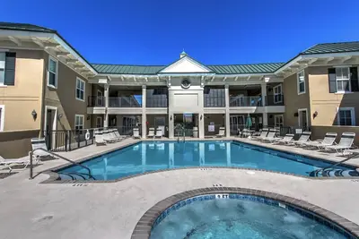 Image de North Shore Place: 2 chambres, 2 salles de bain, 4ème étage, unité d'extrémité Même étage que la piscine sur le toit