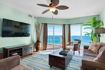 Image de Une vue imprenable de ce condo devant le golfe, rénové avec des meubles de luxe