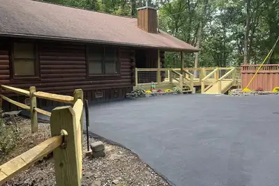 Image de Cabine de deux chambres avec lits King, Wi-Fi, bain à remous, piscine communautaire, tennis, vues