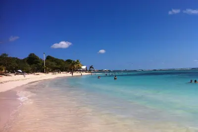 Image de Promotion 1 juillet au 31 août 2025\nGuadeloupe Marina St François vue sur port.
