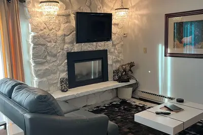 Image de Ski-in / One Bedroom Condo, très bien situé, confortable, accueillant avec cheminée