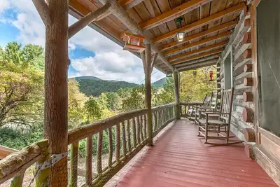 Image de Romantique Hickory Nut Lodge; 1928 Chalet en bois rond, Cheminée, Jacuzzi, Wifi, Animaux Ok