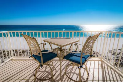 Image de Vues spectaculaires sur la plage! Chaises et parasols gratuits de plage de jours inclus!