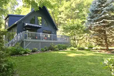 Image de Cozy Cottage 2. 5 miles du centre-ville avec un environnement privé et boisé