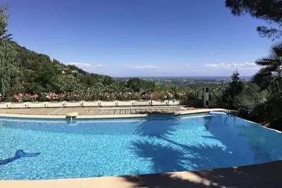 villa idéale avec sa piscine chauffée et sa vue surplombant la Méditerranée
