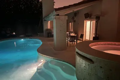 Image de Maison de luxe à Paradise Valley avec piscine privée et bain à remous.