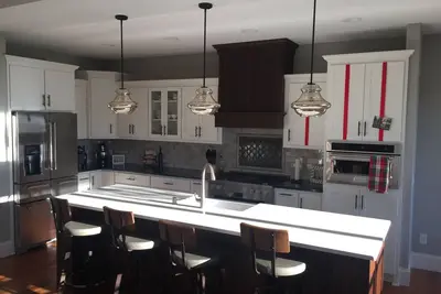 Image de Nouvelle maison de luxe avec une immense barre humide prĂŞte pour le Super Bowl Lii