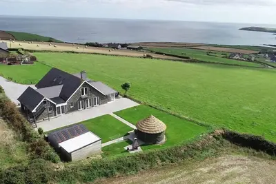 Image de Vues sur l'océan, kinsale Maison 6 chambres, 5 salles de bains, gazebo, salle de jeux pour enfants, 20 couchages