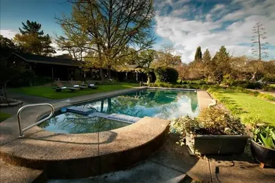 Image de Spacieuse retraite fermée Sonoma sur 5+ acres avec piscine et spa