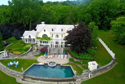 Image de Domaine privé fermé sur la rivière Hudson avec piscine à débordement et bain à remous d'hiver.