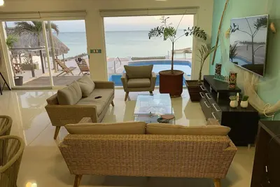 Image de Villa en bord de mer pour toute la famille à profiter dans l'espace culturel le plus sûr!