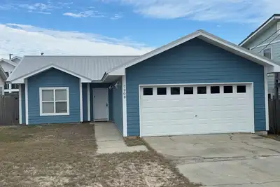 Image de Spacieux Beach House 2 blocs de la plage! 3b / 2b off Thomas Dr w / Plafonds hauts