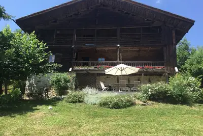 Image de Ferme traditionnelle des Aravis rénovée avec goût et confort.