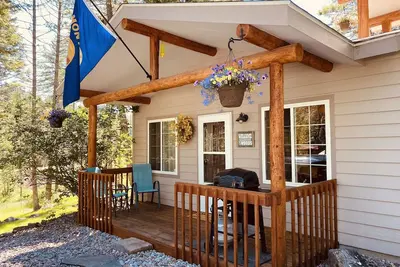 Cabane confortable et silencieuse du côté est du lac Flathead et entourée de vergers de cerisiers!