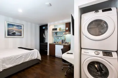 Image de Nouveau studio avec piscine et buanderie