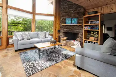Image de 🦈 L👀k! Il est temps de réserver pour l'automne et l'hiver! Jacuzzi et sauna! Netflix et WiFi gratuits! 🦌