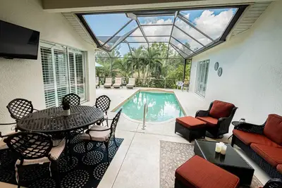 Image de Fabuleux haut de gamme Briarwood lac vue piscine maison w / Tv extérieure, bar, salle à manger et zone de divertissement!