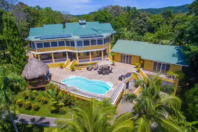 Incroyable pour les grands groupes - maison de plage juste à l'extérieur du West End avec piscine, kayaks et planches à pagaie