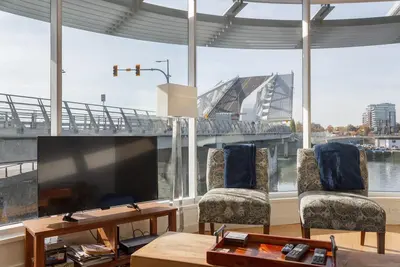Image de Appartement de 2 lits et 2 salles de bain sur le port intérieur