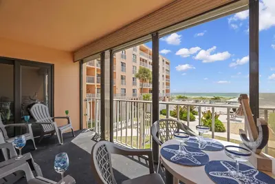 Image de Front de mer, balcon privé Escaliers vers la piscine, bain à remous, tennis, barbecue, Wi-Fi et câble gratuits, récif W / D-108