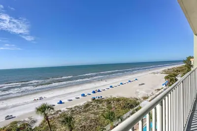 Image de Front de mer, emplacement privilégié, W / D, Wi-Fi et câble gratuits, piscine, bain à remous, barbecue, parking