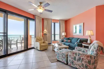 Image de Ameublement confortable dans un charmant 2br Gulf Front Condo