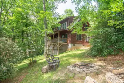 Image de Log Cabin avec bain ��� remous, foyer, baby-foot - Btw Wj & Boone