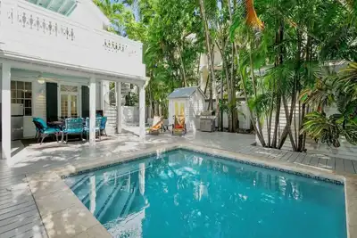 Image de << Casa Victoria @ Vieille Ville >> Maison et piscine historiques spacieuses + Derniers Services CLÉS. . .