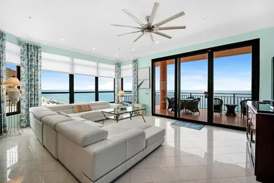 Image de 1101e - 3Br / 3Ba Penthouse avec une vue magnifique sur le lever du soleil!