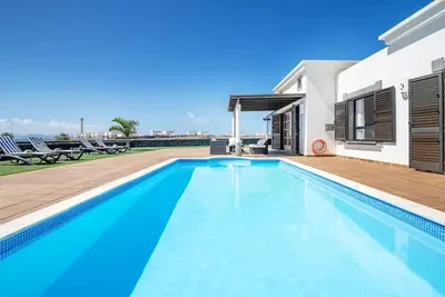 Image de Fabuleuse villa, piscine privée, une connexion Wi-Fi gratuite, très bien situé, vue sur la mer.