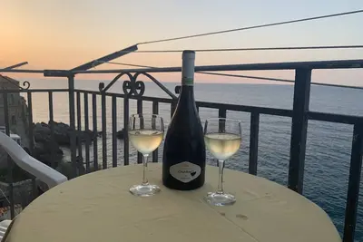 Appartements romantique avec une vue panoramique sur la mer, situé sur les rochers.