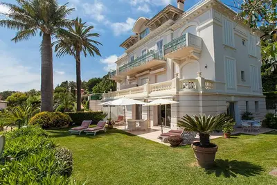 Image de Propriété de luxe dans superbe villa du fin-de-siècle avec jardin, vue mer